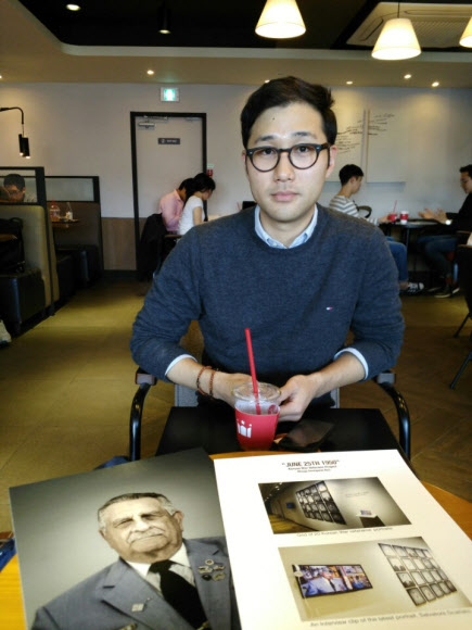 참전용사 기록 작업과 함께 촬영된 사진작가 김승우